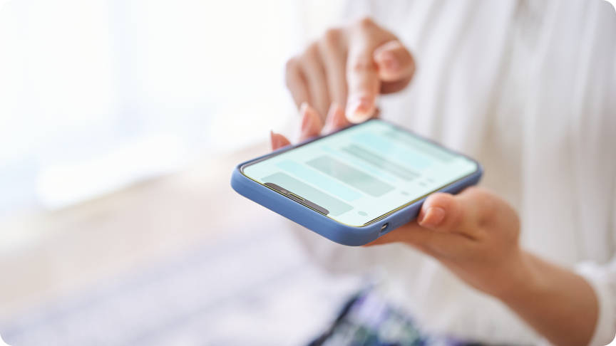 スマートフォンで不動産ナビの物件情報を見る様子